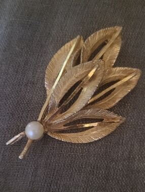 Vintage BSK Gold Leaf Cluster Brooch with Faux Pearl